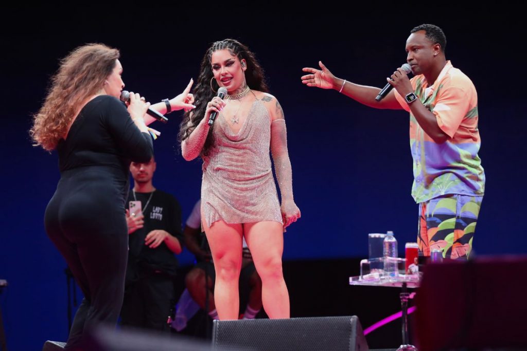 Gloria Groove e a mãe, Gina Garcia, participam do show de Thiaguinho