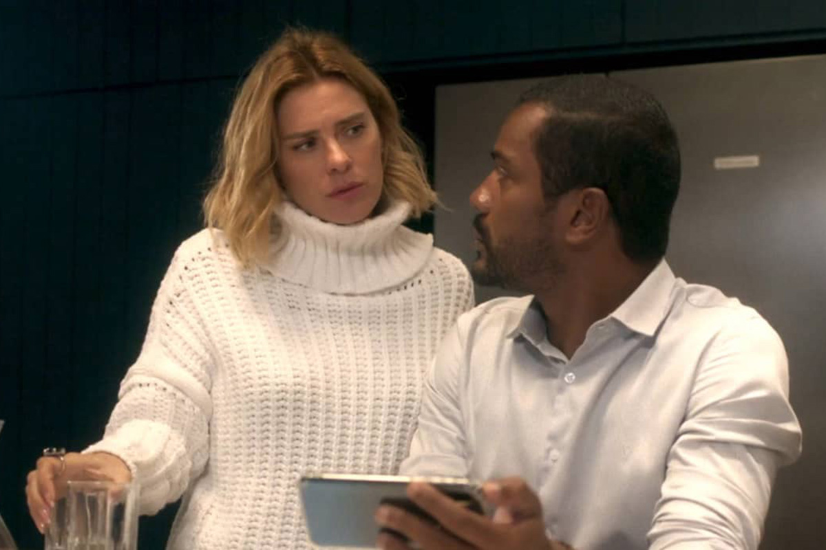 Lumiar (Carolina Dieckmann) ameaça Ben (Samuel de Assis) em Vai na Fé