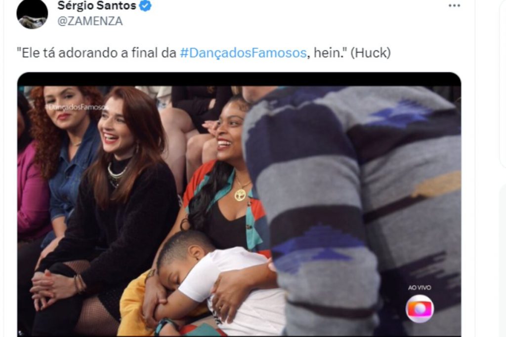 Menino dormindo no colo da mãe na plateia do "Domingão Com Huck"