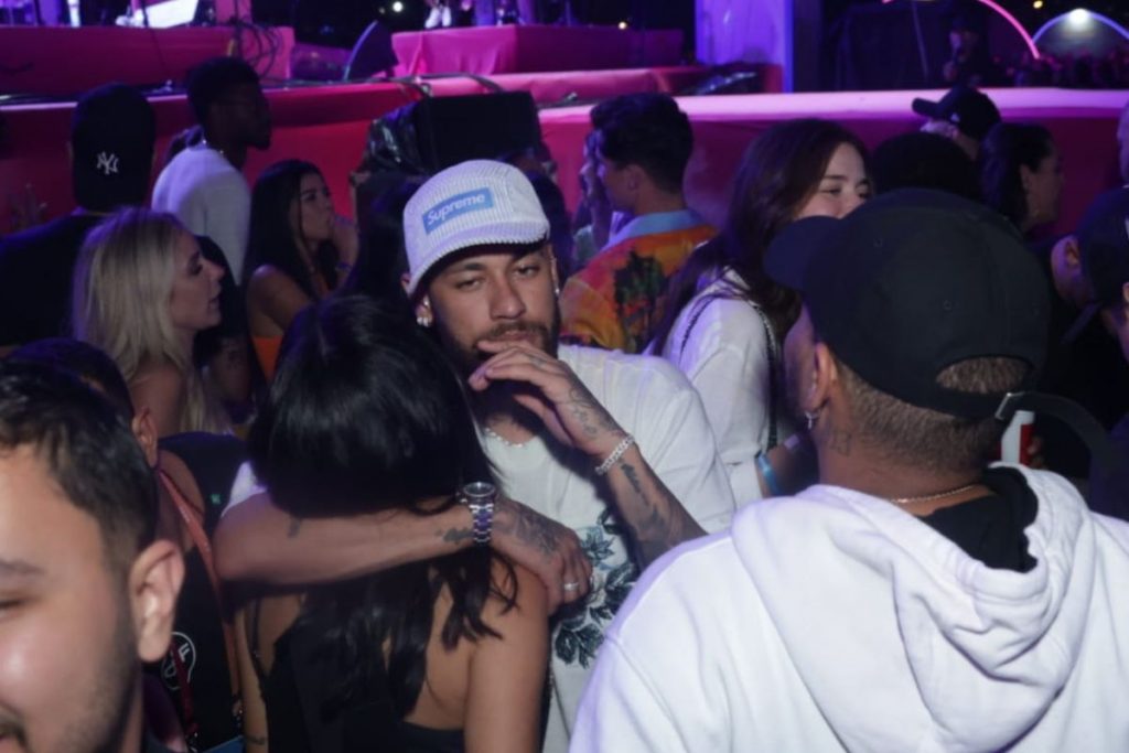 Neymar agarradinho com Bruna Biancardi