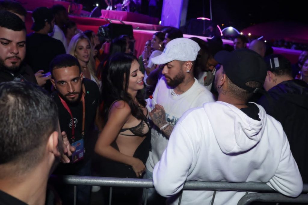 Neymar e Bruna Biancardi curtem o show Tardezinha