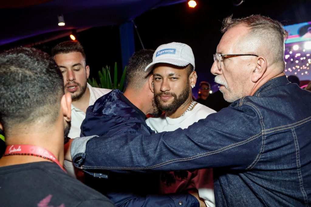 Neymar chegou ao show com seguranças
