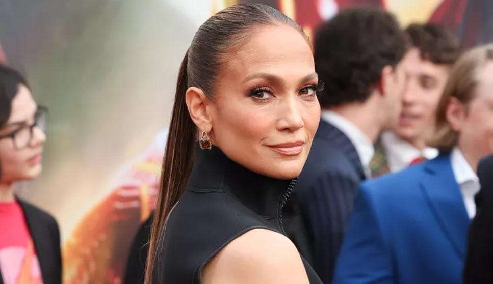 Jennifer Lopez é fotografada enquanto escolhe banheira para novo lar com Ben Affleck Lorena Bueri