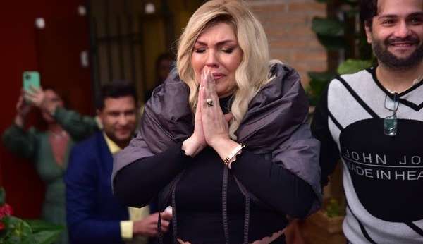 Simony se emociona ao ganhar festa surpresa de amigos e familiares Lorena Bueri