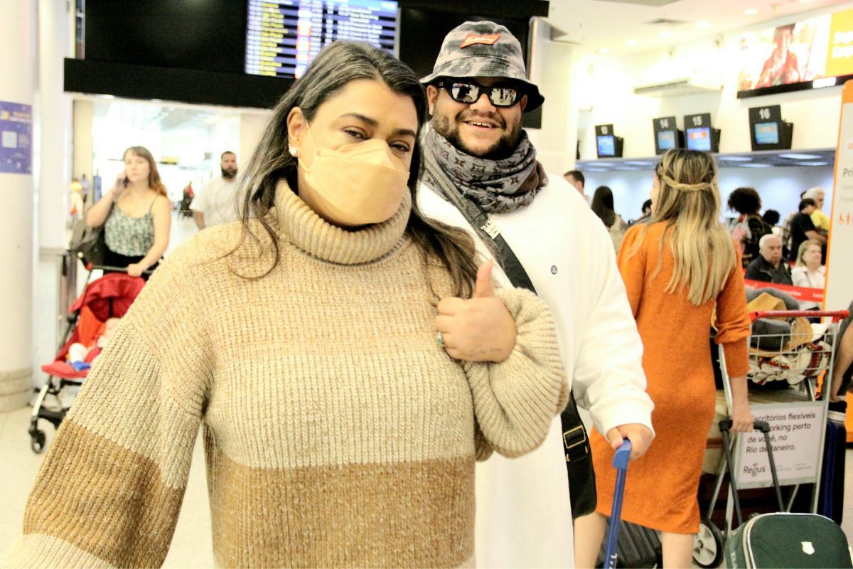 Preta Gil e Gominho no aeroporto