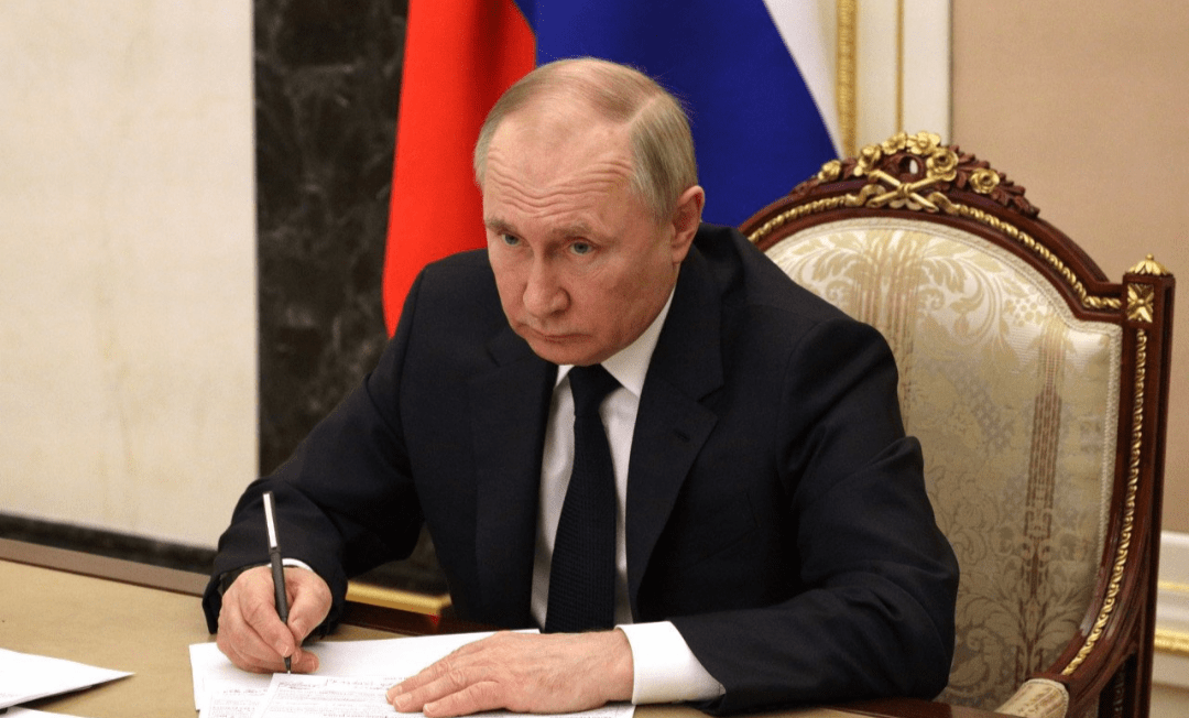 Na Rússia, governo proíbe mudanças de gênero e adoção de crianças por pessoas trans
