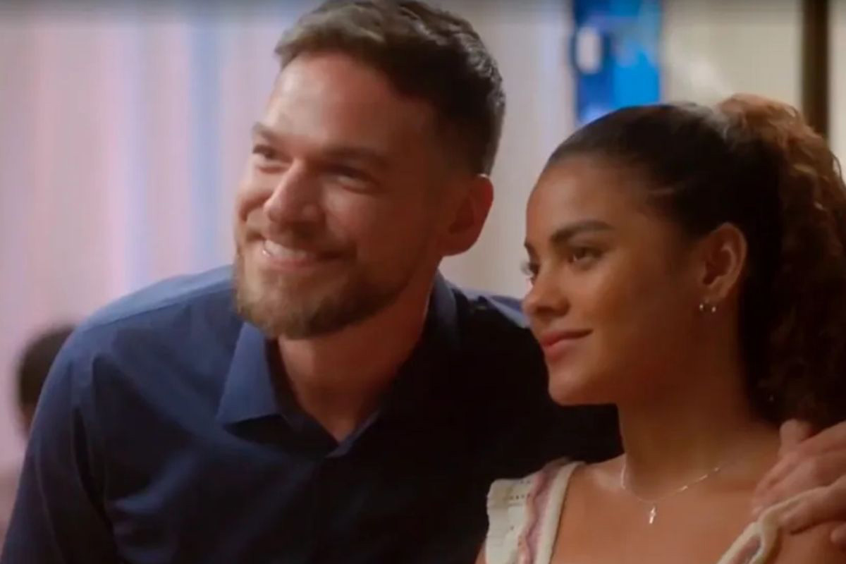Theo (Emílio Dantas) e Jenifer (Bella Campos) em Vai Na Fé