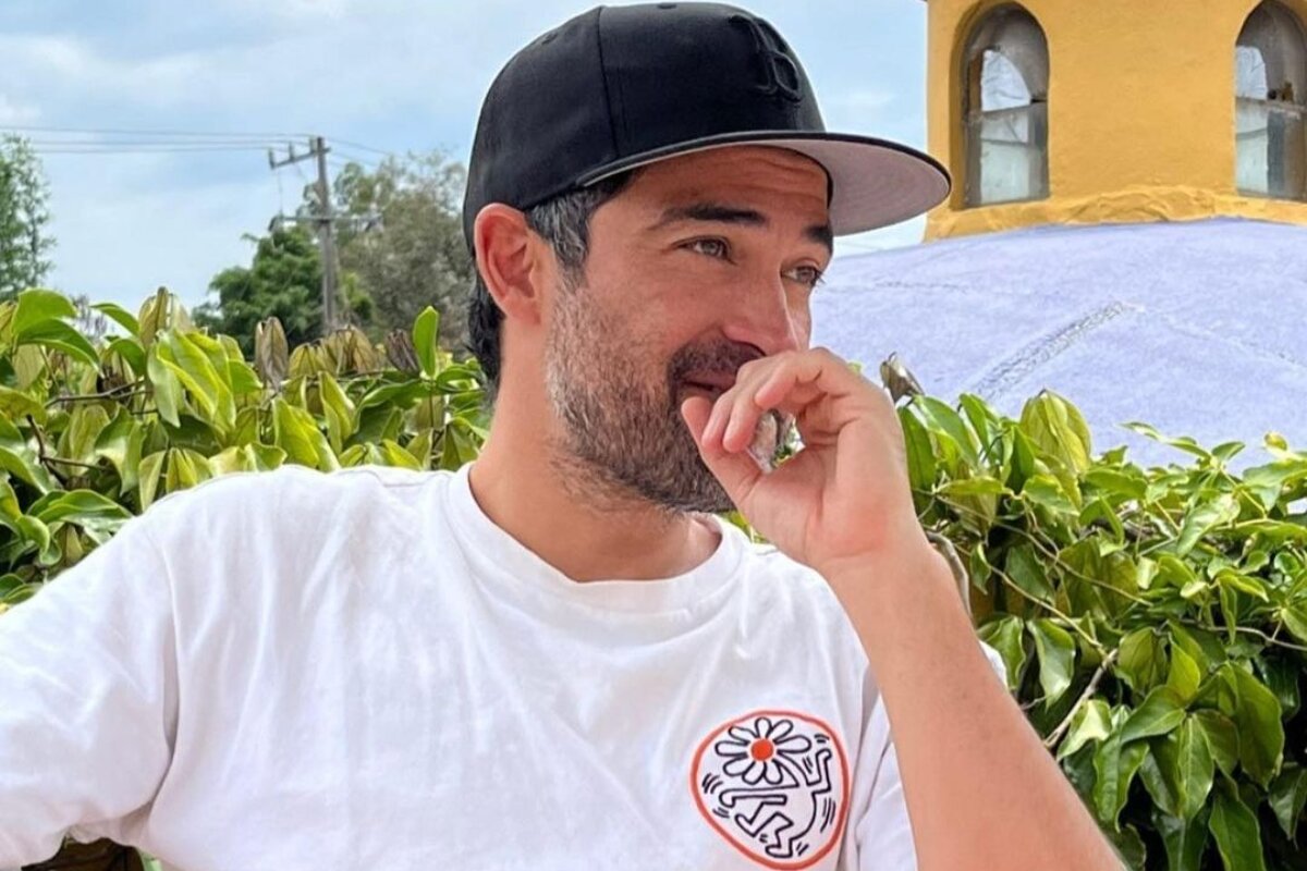 Alfonso Herrera de camisa branca e boné preto