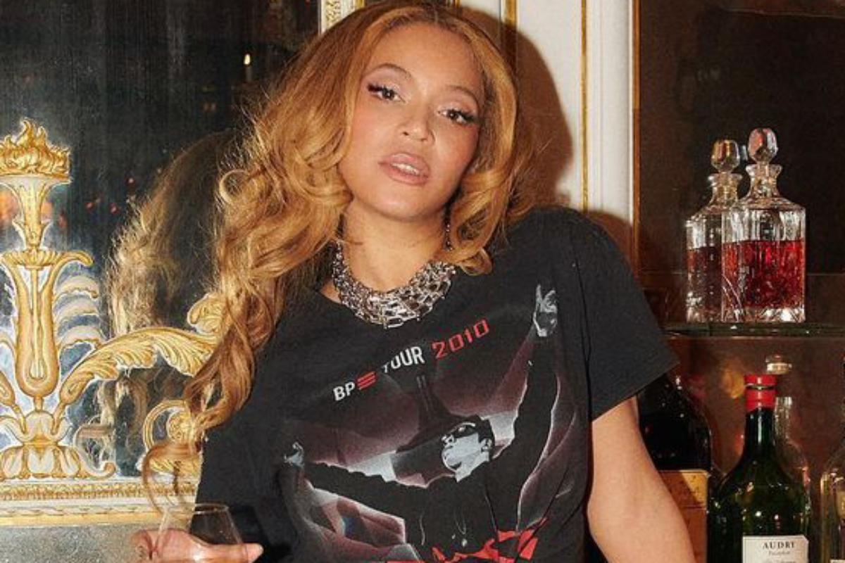 beyoncé fazendo carão ao posar em adega de bebida