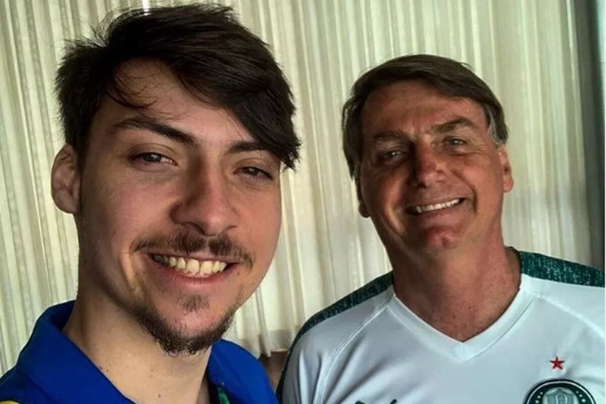 Jair Renan e Jair Bolsonaro, sorrindo