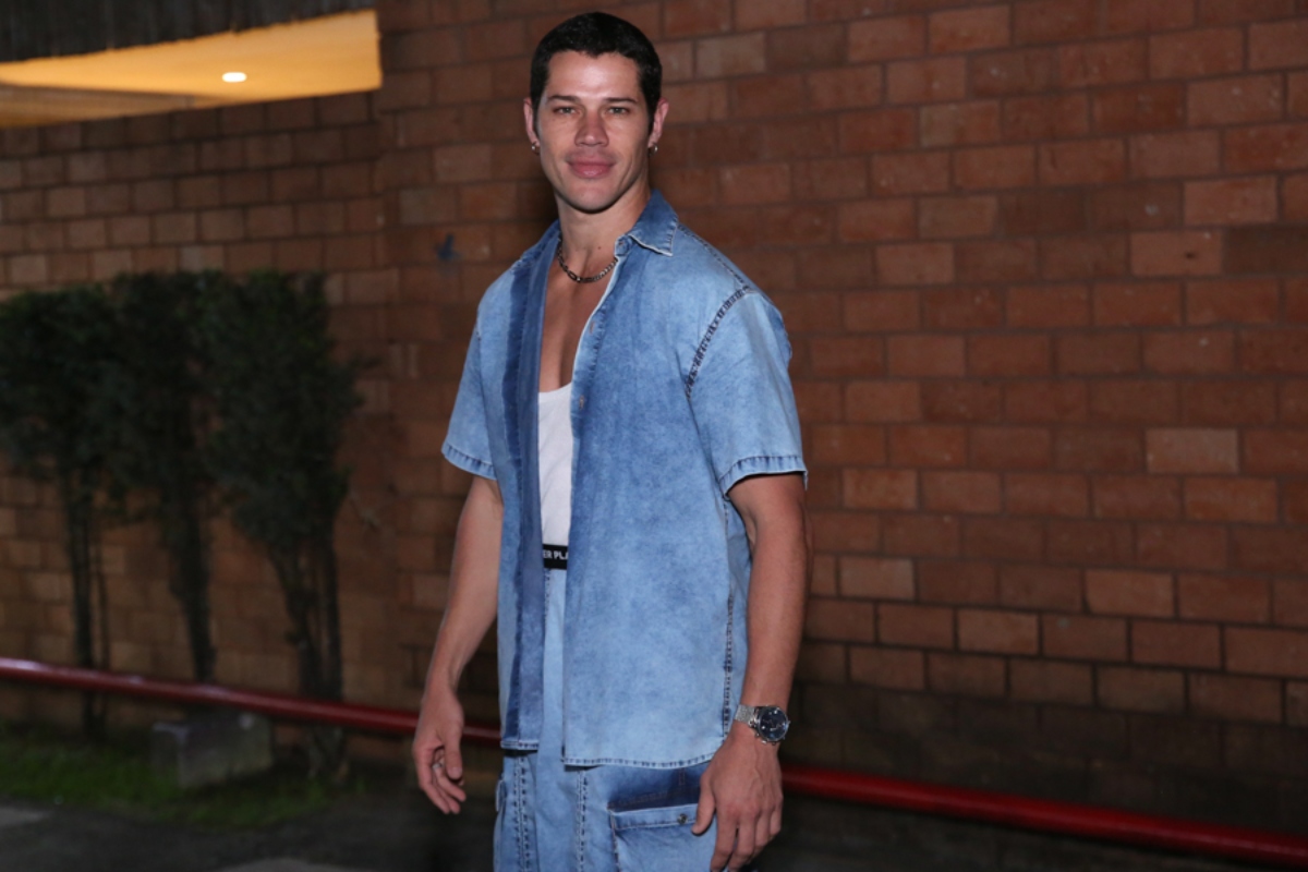 José Loreto de camisa e calça jeans