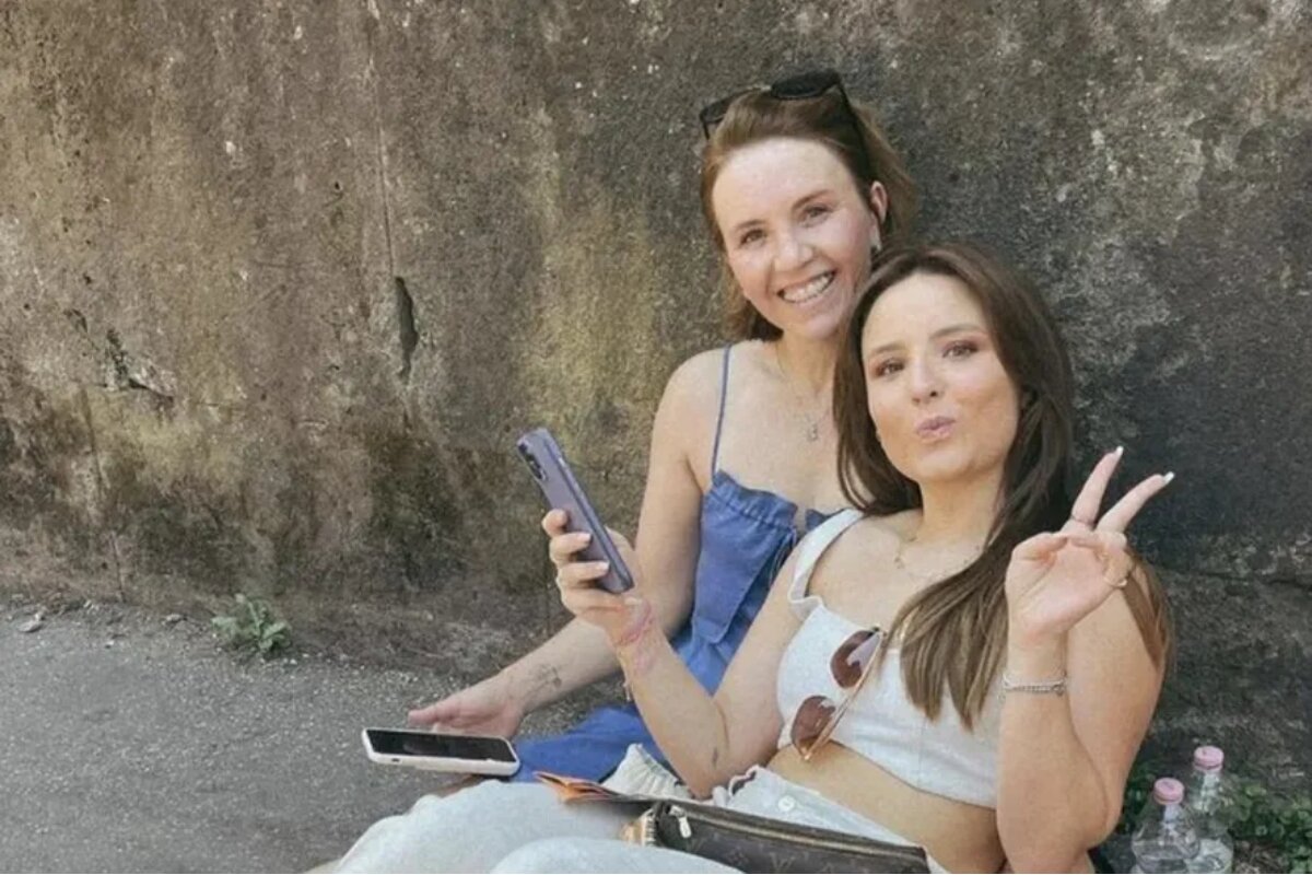 Larissa Manoela e a mãe, Silvana, sentadas no chão