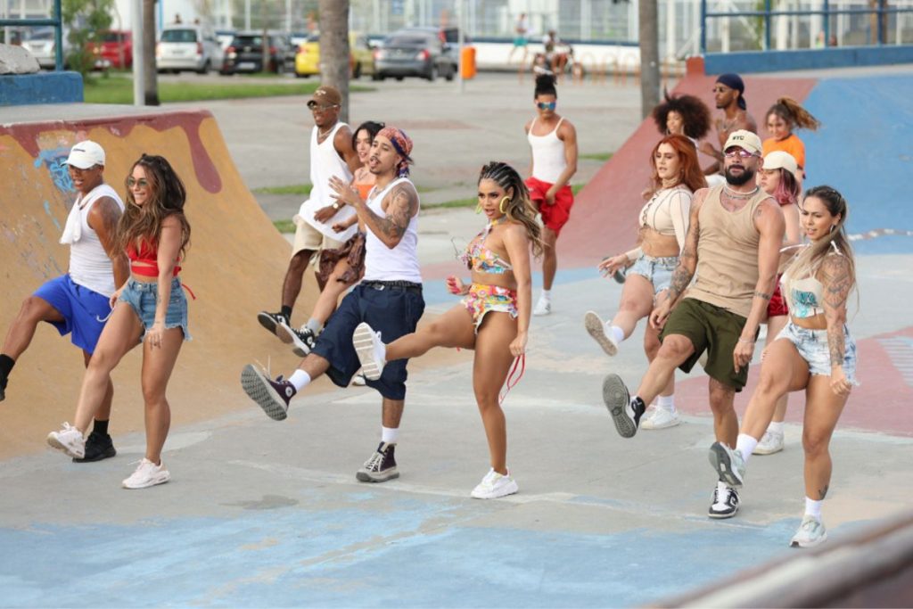 Lexa dançando com bailarinos