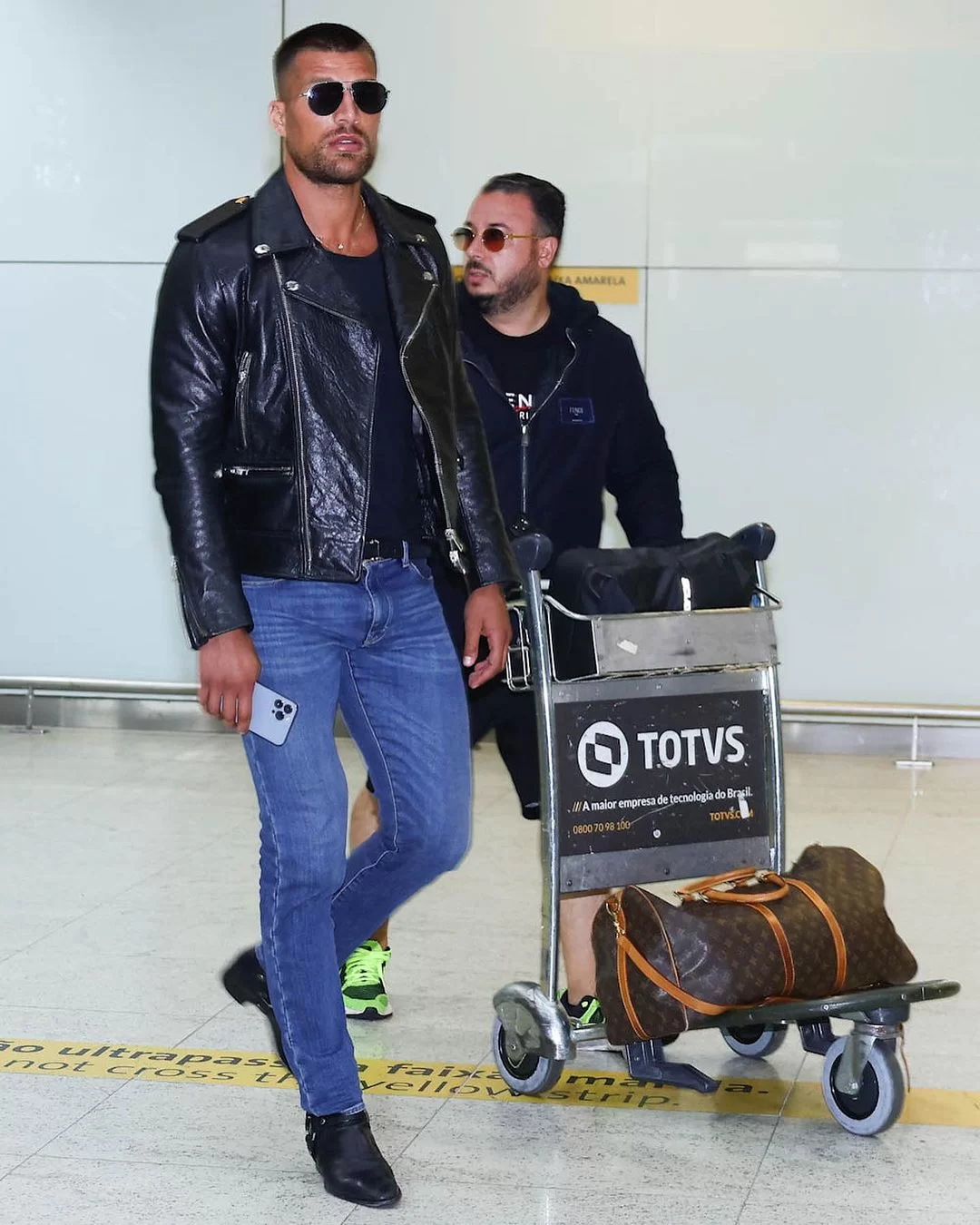 Simone Susinna no aeroporto de Guarulhos. (Reprodução/Instagram @hugogloss)