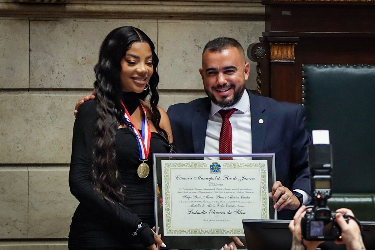 Ludmilla recebeu a Medalha Pedro Ernesto na Câmara do Rio