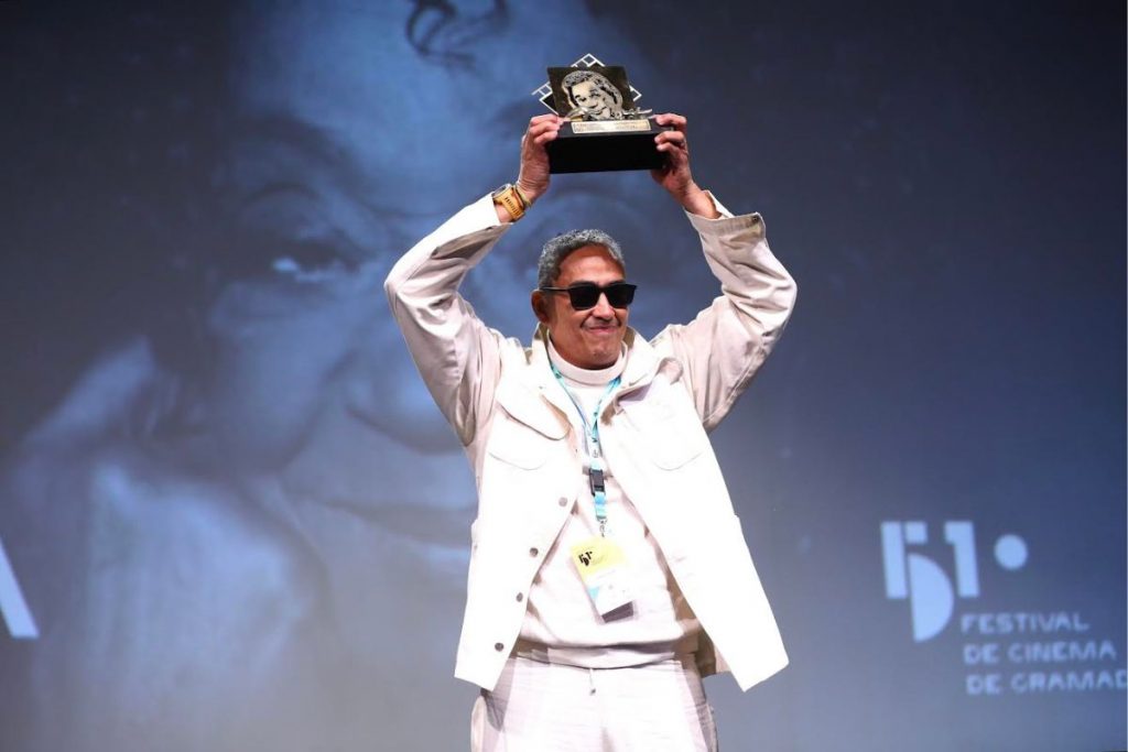 marcelo-garcia-recebe-kikito-em-homenagem-mae-lea-garcia-1024x683-1