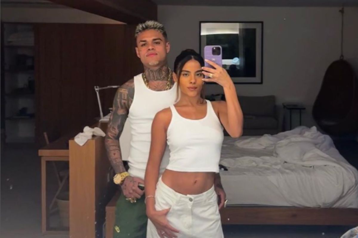 MC Cabelinho e Bella Campos em selfie feita no espelho do quarto do casal