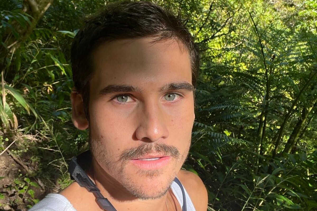 Nicolas Prattes de camiseta branca,
