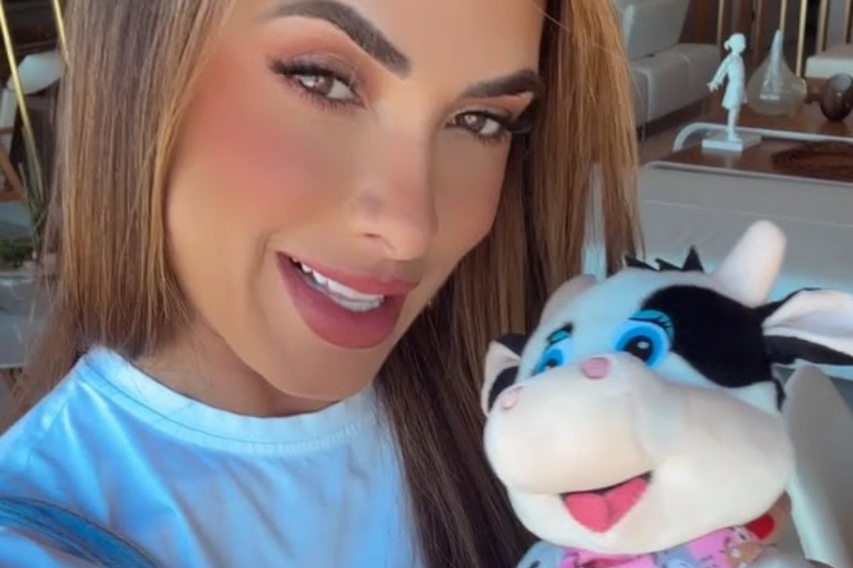 nicole bahls posando com vaca de pelúcia, mascote do festeja 2023