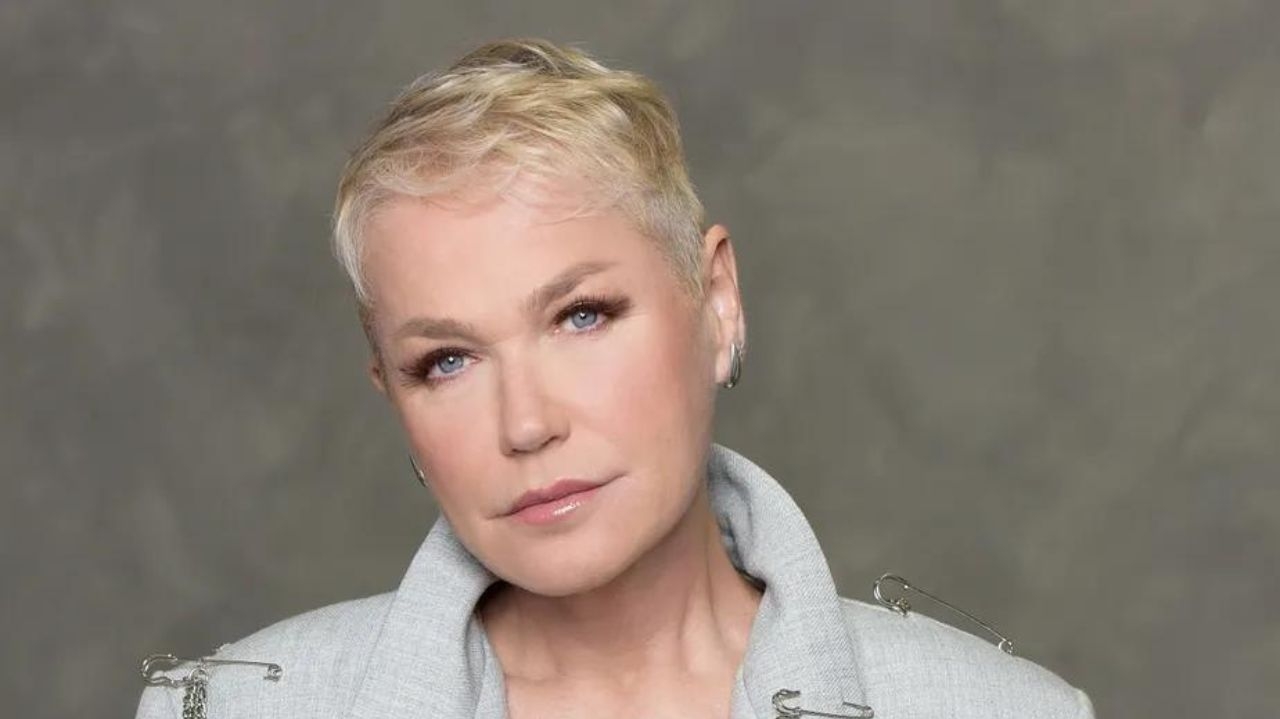 Jornal New York Times chama Xuxa de 'Barbie brasileira' Lorena Bueri