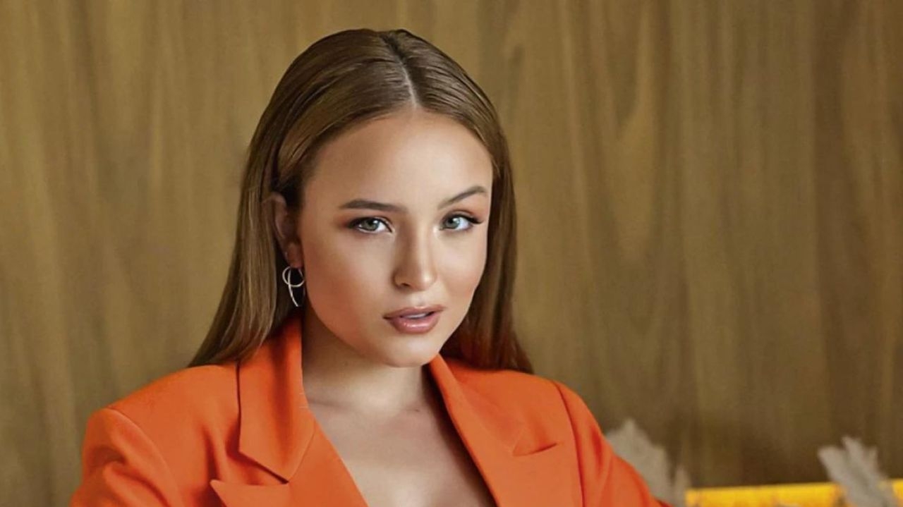 Larissa Manoela posta foto trabalhando após abrir mão de patrimônio Lorena Bueri