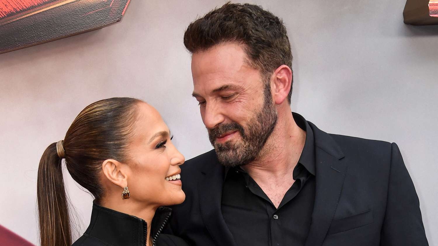 Jennifer Lopez compartilha imagem com colar em homenagem a Ben Affleck Lorena Bueri