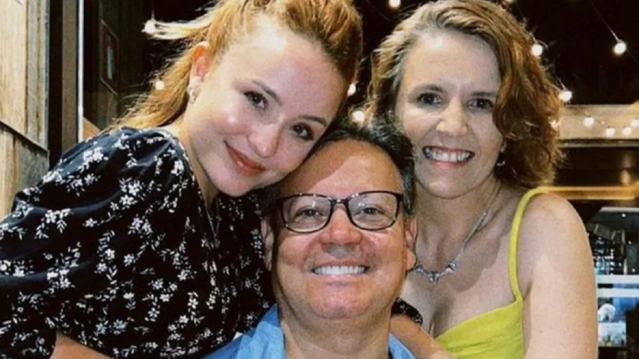 Após polêmica, amigos e familiares apagam fotos com os pais de Larissa Manoela Lorena Bueri