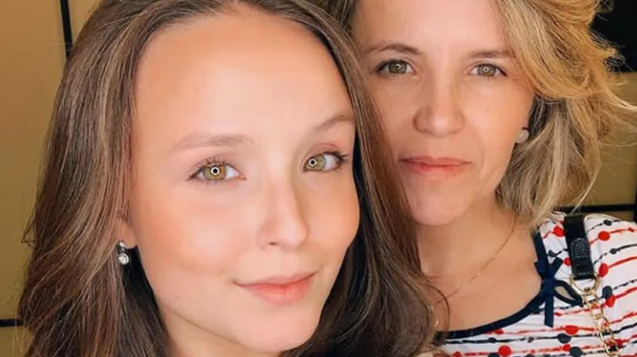 Mãe de Larissa Manoela se pronuncia após fala preconceituosa Lorena Bueri