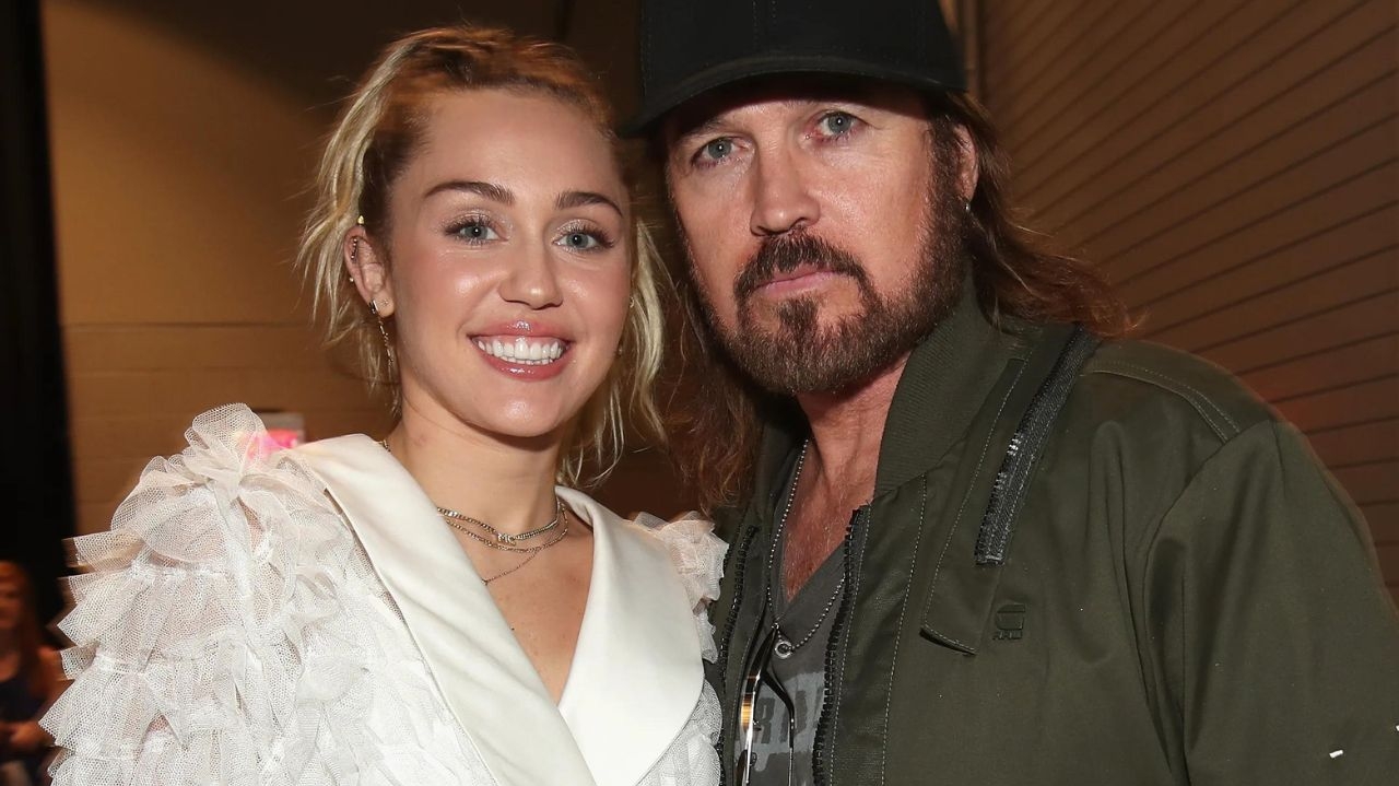 Miley Cyrus abre o jogo sobre relação com o pai, Billy Ray Lorena Bueri