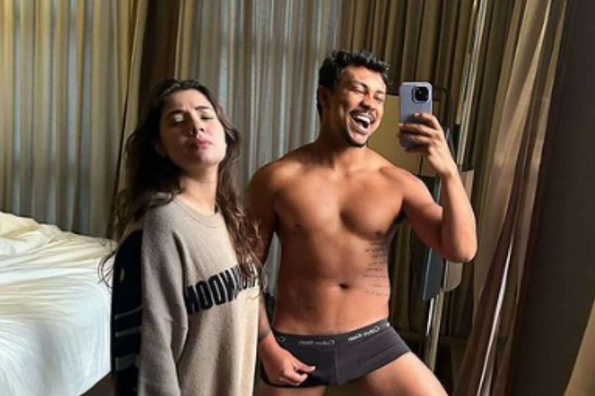 Xamã, de cueca, em um quarto com a namorada
