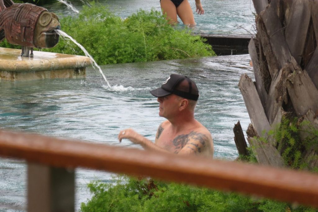 bruce-willis-piscina-1024x683-1 Bruce Willis na piscina