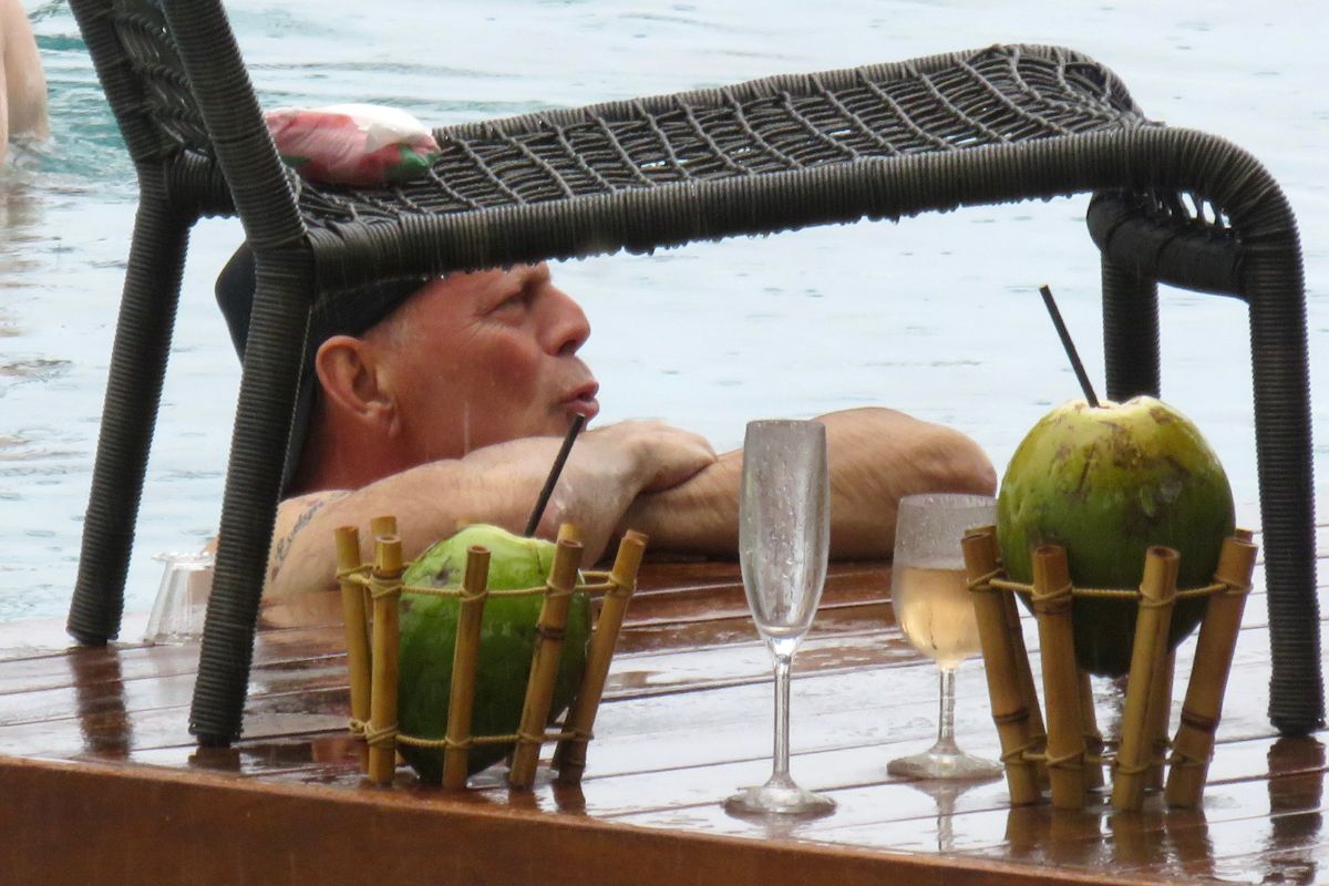 Bruce Wiilis na piscina