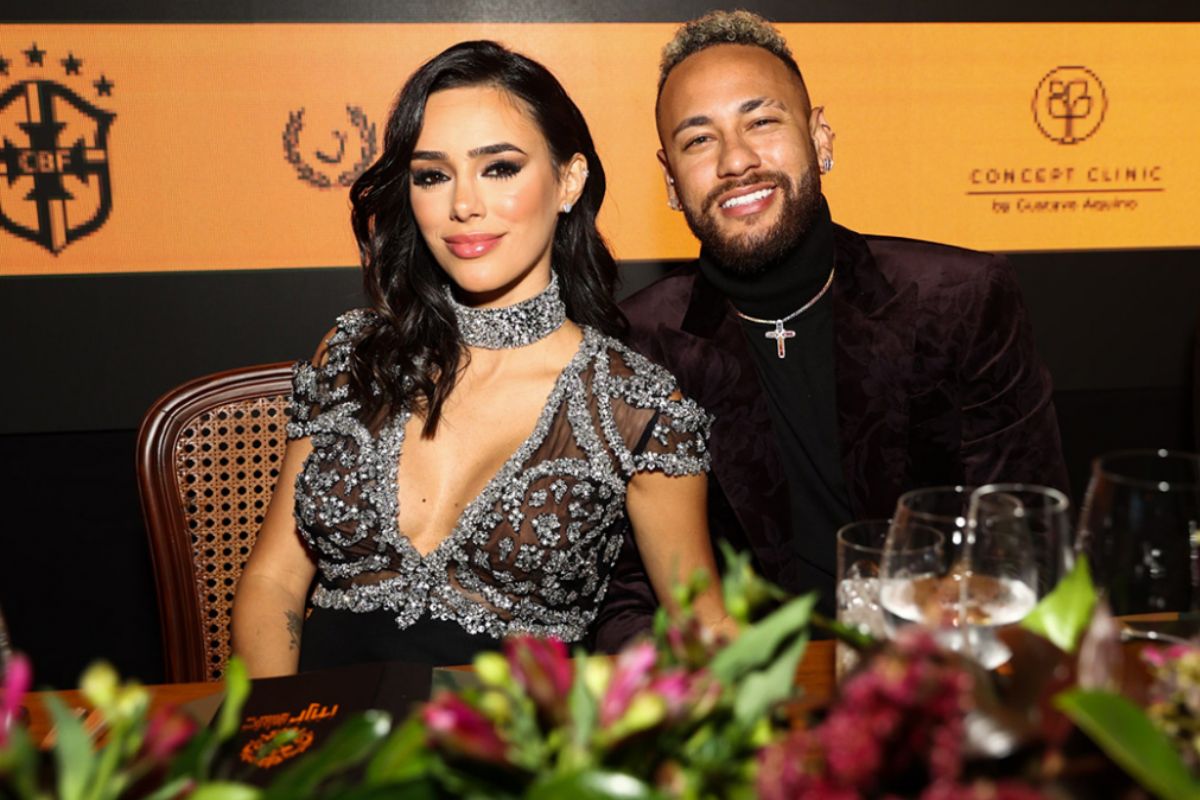 Neymar Jr. e Bruna Biancardi em mesa de evento