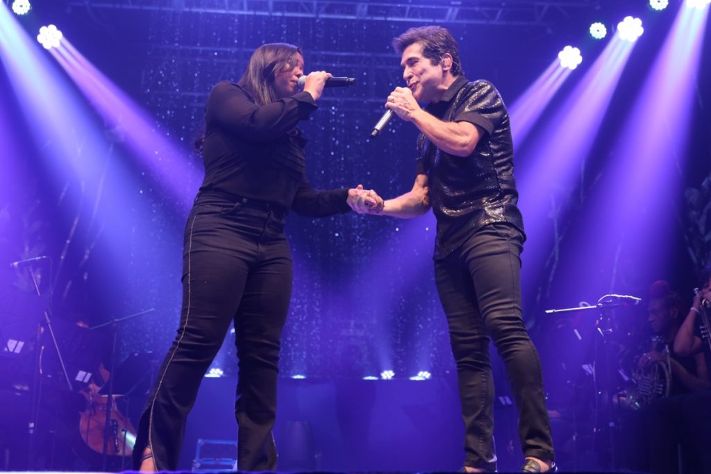 Daniel cantando com a afilhada, Jéssica Renata