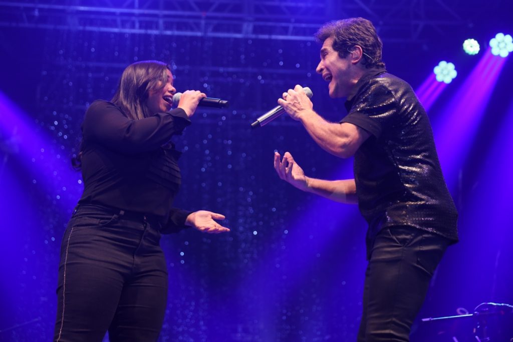 Daniel cantando com a afilhada, Jéssica Renata