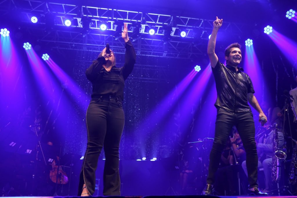 Daniel cantando com a afilhada, Jéssica Renata