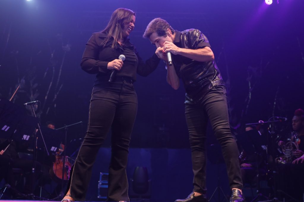 Daniel cantando com a afilhada, Jéssica Renata
