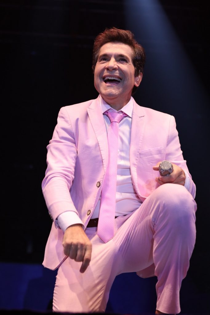 Daniel de terno rosa, cantando