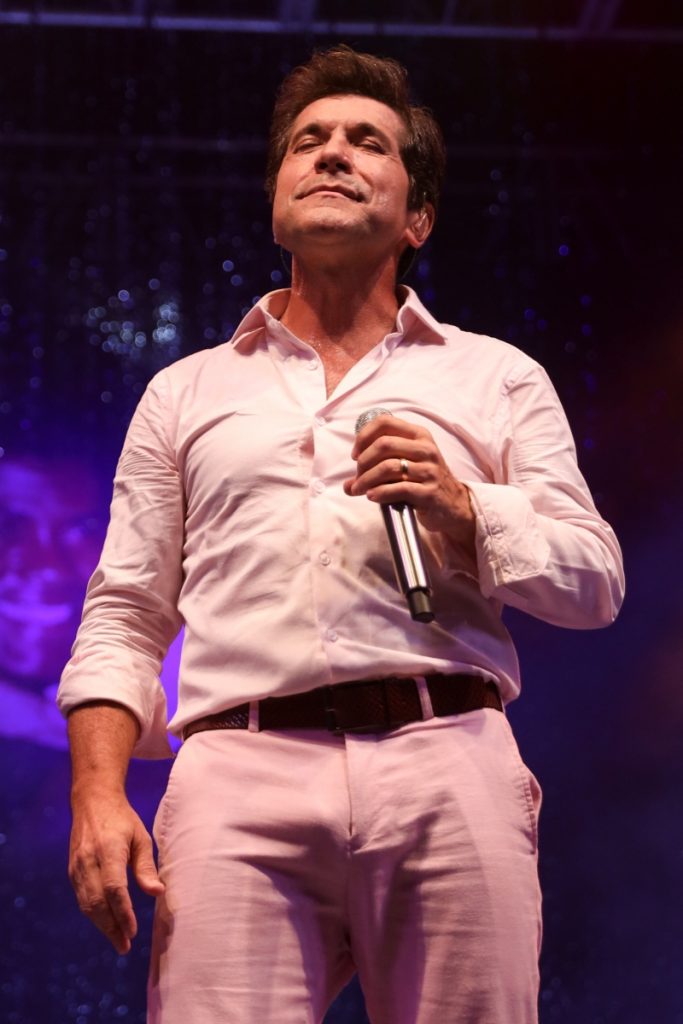 Daniel de terno rosa, cantando