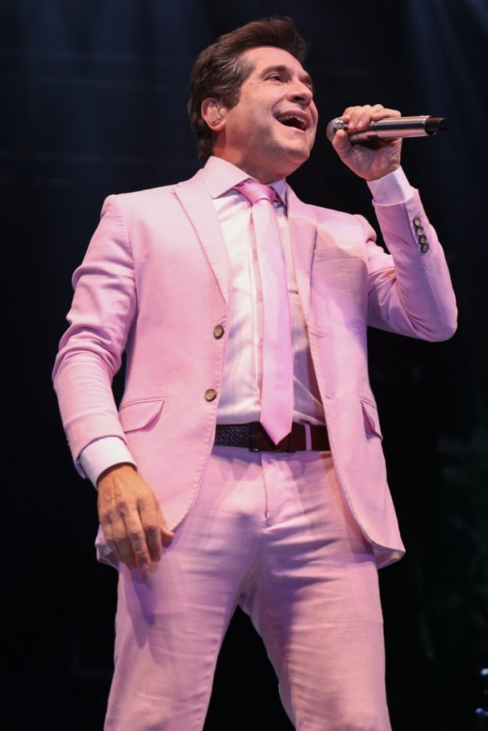 Daniel de terno rosa, cantando