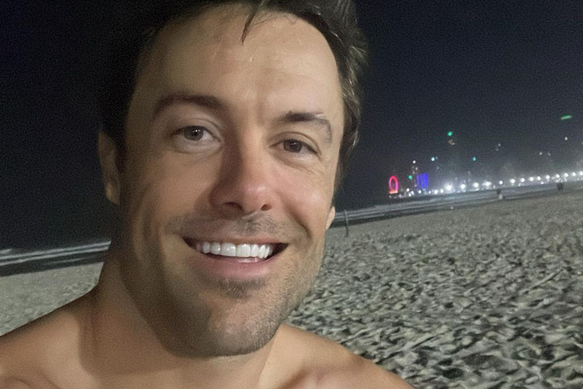 Kayky Brito sorrindo na praia