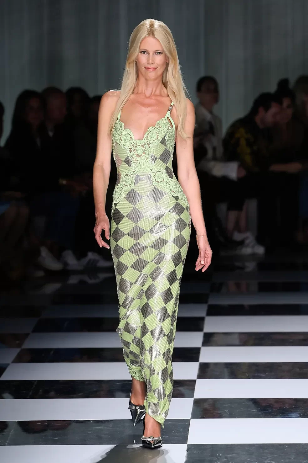 Claudia Schiffer, de 53 anos, retorna à passarela no desfile da Versace