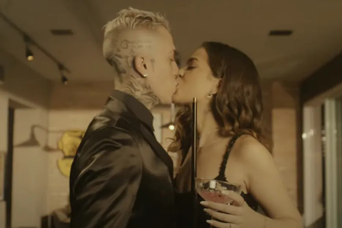 Mel Maia e Mc Daniel trocam beijos em clipe