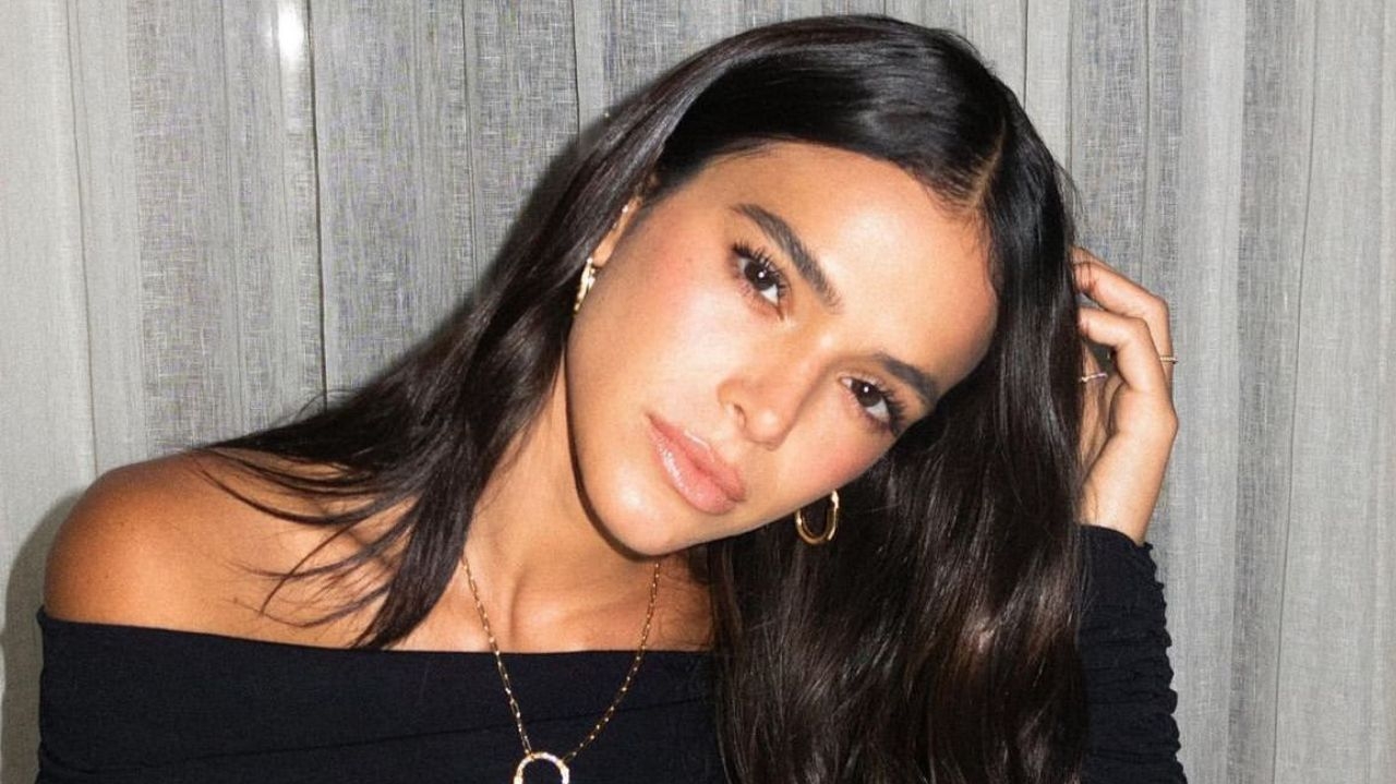 Bruna Marquezine é reconhecida por paparazzi no aeroporto de Milão  Lorena Bueri