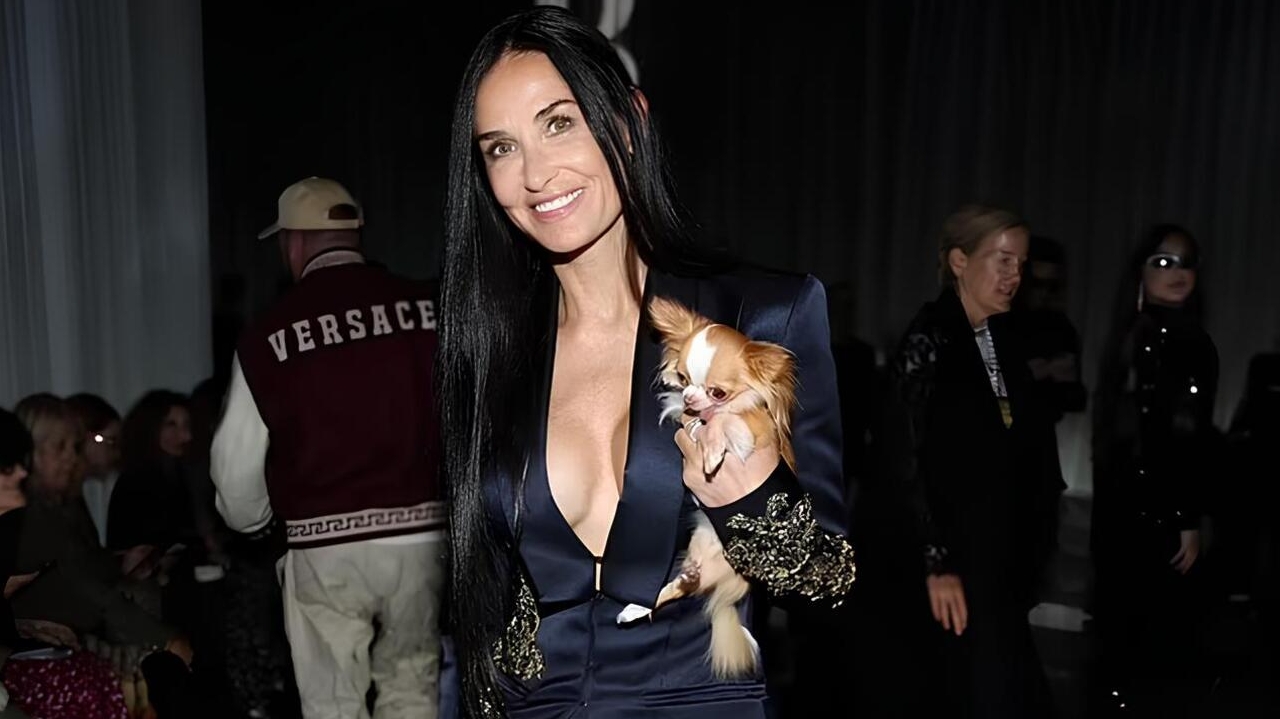 Demi Moore e seu pet marcam presença no desfile da Versace, em Milão Lorena Bueri