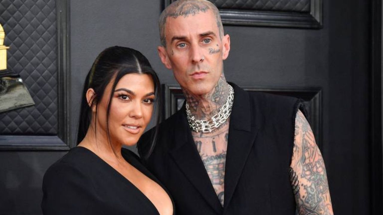 Travis Barker, marido de Kourtney Kardashian, testa positivo para Covid-19 após  Lorena Bueri