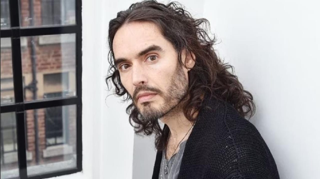 Russell Brand rebate acusações de violência sexual e diz ser censurado pela mídia Lorena Bueri