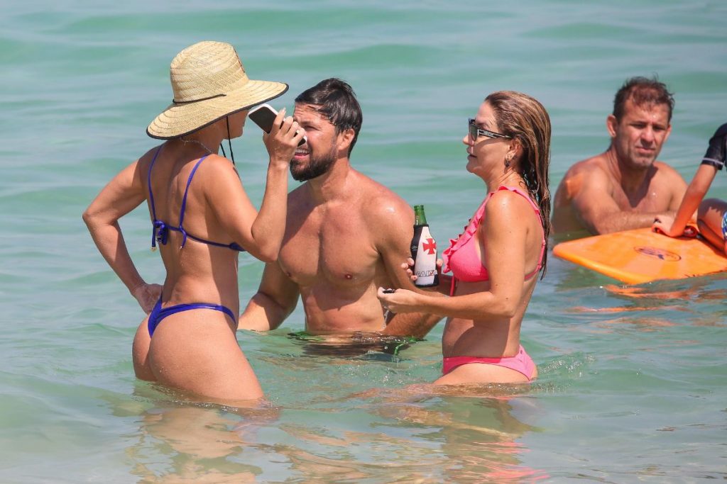 Juliana Paes e marido na praia