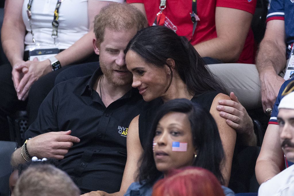 Príncipe Harry e Meghan Markle curtiram Invictus Games abraçadinhos