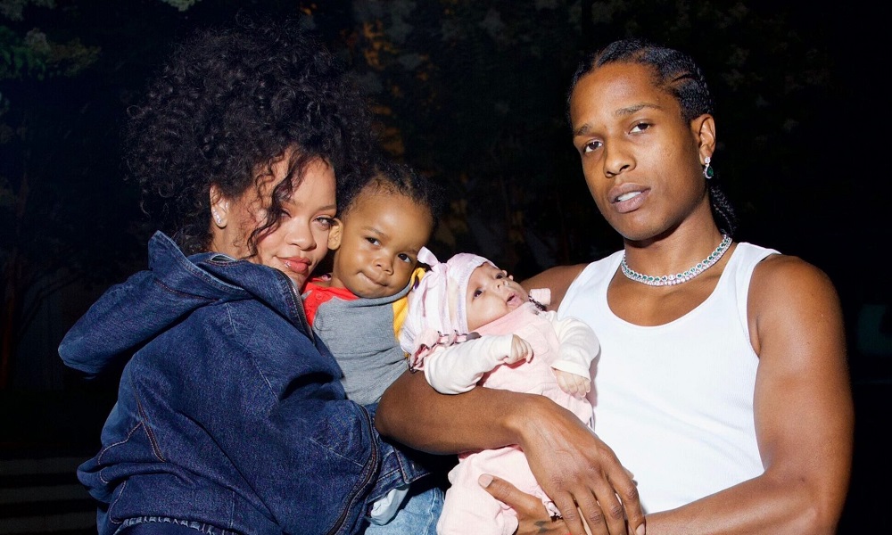 Rihanna e A$AP Rocky mostram pela primeira vez foto de Riot, segundo filho do casal